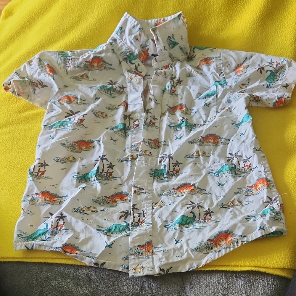 i22 The Children's Place White Button Down Shirt with Dinosaur Print 100% cotton